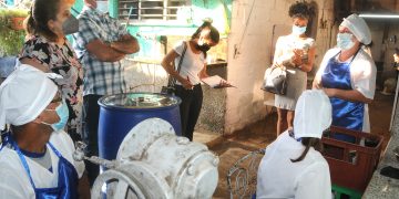 Liudmila Álamo Dueñas, vicejefa del Departamento de Atención al Sector Social visitó la mipyme Conservas Camejo / Foto: Otoniel Márquez