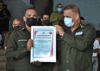 El primer coronel Aldo Valdés Quijano, jefe del Minint en el territorio entregó un reconocimiento al teniente coronel Adrián González Oliva, jefe de la Contrainteligencia en Artemisa, por su entrega en la preservación de la integridad del sistema social y la tranquilidad del pueblo / Foto: Humberto Lister