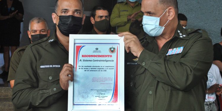 El primer coronel Aldo Valdés Quijano, jefe del Minint en el territorio entregó un reconocimiento al teniente coronel Adrián González Oliva, jefe de la Contrainteligencia en Artemisa, por su entrega en la preservación de la integridad del sistema social y la tranquilidad del pueblo / Foto: Humberto Lister