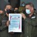 El primer coronel Aldo Valdés Quijano, jefe del Minint en el territorio entregó un reconocimiento al teniente coronel Adrián González Oliva, jefe de la Contrainteligencia en Artemisa, por su entrega en la preservación de la integridad del sistema social y la tranquilidad del pueblo / Foto: Humberto Lister