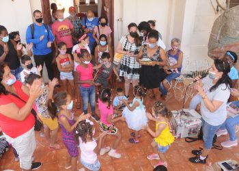 Yudaisis Moreno Benítez (al centro), directora de nuestro semanario, motivó el intercambio entre cuentos, risas, libros escapados de nuestros cajones y simpáticas canciones infantiles / Fotos: Otoniel Márquez
