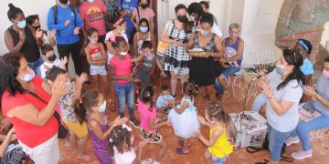 Yudaisis Moreno Benítez (al centro), directora de nuestro semanario, motivó el intercambio entre cuentos, risas, libros escapados de nuestros cajones y simpáticas canciones infantiles / Fotos: Otoniel Márquez