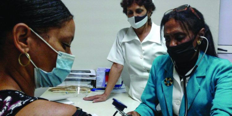 El trabajo de las enfermeras Cary y Omaida (de izquierda a derecha), ha contribuido a los resultados del PAMI en el hospital