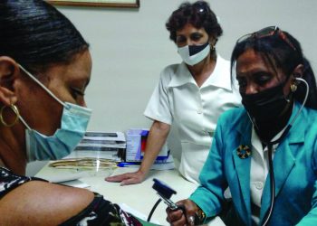 Omaida (a la derecha) mide la presión arterial a una gestante