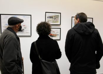 La exposición ocupa una de las salas de la Casa de Cultura de Burela