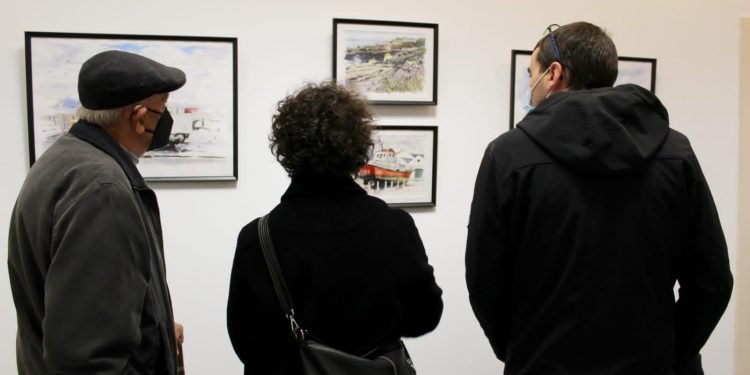 La exposición ocupa una de las salas de la Casa de Cultura de Burela