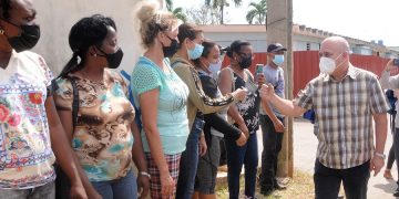 Morales Ojeda intercambió con pobladores de El Palenque / Foto: Otoniel Márquez