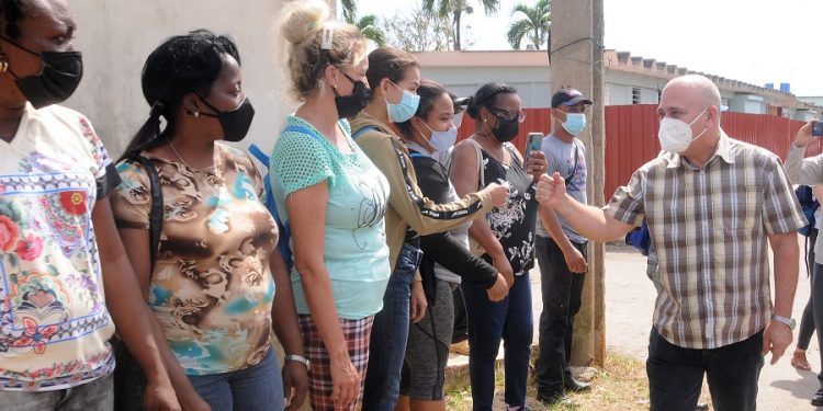 Morales Ojeda intercambió con pobladores de El Palenque / Foto: Otoniel Márquez