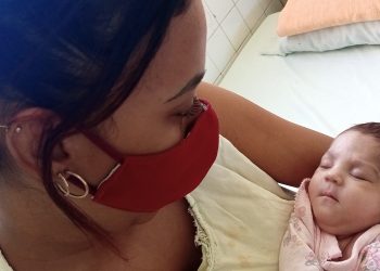 ALEXA recibe el cariño de su mamá en la sala Piel con piel