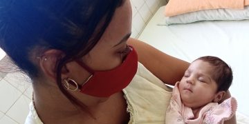 ALEXA recibe el cariño de su mamá en la sala Piel con piel