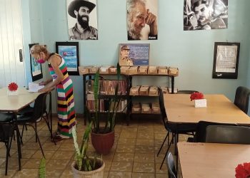 Ismelia aporta a la biblioteca productos investigativos como valor agregado / Foto: Odalis Acosta