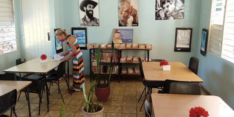 Ismelia aporta a la biblioteca productos investigativos como valor agregado / Foto: Odalis Acosta