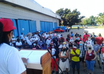 Amigos de 15 naciones del mundo intercambian en la fábrica de ómnibus de Cuba