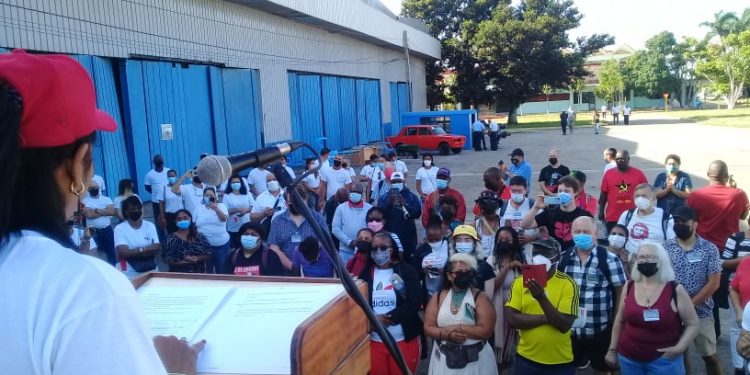 Amigos de 15 naciones del mundo intercambian en la fábrica de ómnibus de Cuba