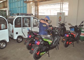 Asumen el ensamblaje de los kits de bicicletas, motos eléctricas y triciclos, para Artemisa y La Habana / Foto: Humberto Lister