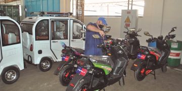 Asumen el ensamblaje de los kits de bicicletas, motos eléctricas y triciclos, para Artemisa y La Habana / Foto: Humberto Lister