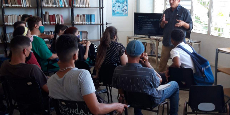 Desde la docencia, una feria agropecuaria y azucarera
