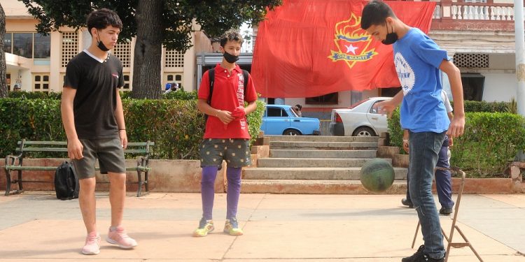 Fiesta en el parque Libertad celebrando los aniversarios de la OPJM y la UJC / Fotos: Otoniel Márquez