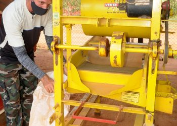 Dos maquinarias de moderna tecnología permiten la obtención del aceite y el expeller.