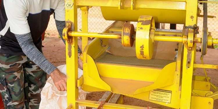 Dos maquinarias de moderna tecnología permiten la obtención del aceite y el expeller.