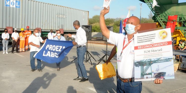 Bandera Proeza Laboral para la Terminal de Contenedores de Mariel / Fotos: Otoniel Márquez