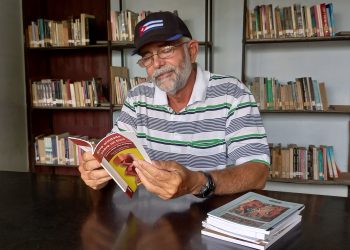 Danilo lee fragmentos de uno de sus textos / Foto: Roberto Molina