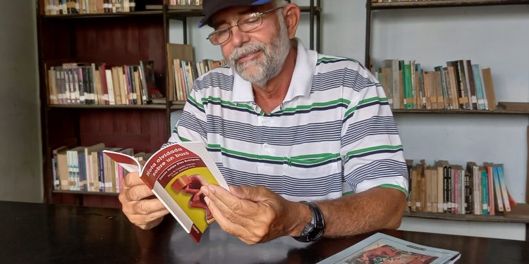 Danilo lee fragmentos de uno de sus textos / Foto: Roberto Molina