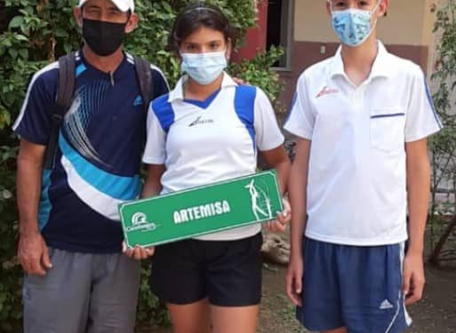Yoanna y Oscar Darío junto a su entrenador. Foto cortesía de Humberto Camaroti