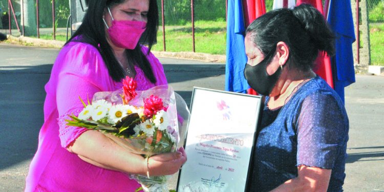 Reconocen a trabajadores del Partido