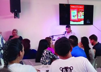 Sandy Castrillo invita a conocer el volumen, durante la Feria del Libro en Artemisa