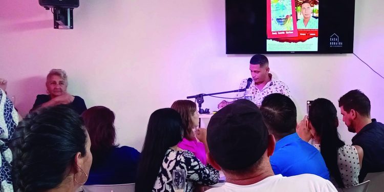 Sandy Castrillo invita a conocer el volumen, durante la Feria del Libro en Artemisa