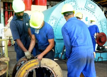 Los trabajadores de la Termoeléctrica ponen el máximo empeño en su quehacer diario / Foto: Otoniel Márquez