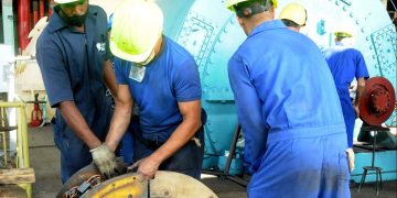 Los trabajadores de la Termoeléctrica ponen el máximo empeño en su quehacer diario / Foto: Otoniel Márquez