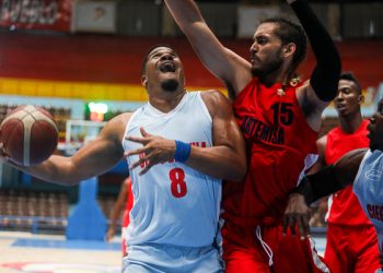 Vanier Reyes, de Ciego de Ávila, ataca el aro ante la defensa de Artemisa durante la primera ronda de la Liga Superior de Baloncesto (LSB) en juego celebrado en el Coliseo de la Ciudad Deportiva, el 12 de Abril de 2022 en La Habana, Cuba. FOTO: Calixto N. Llanes/Periódico JIT (Cuba)