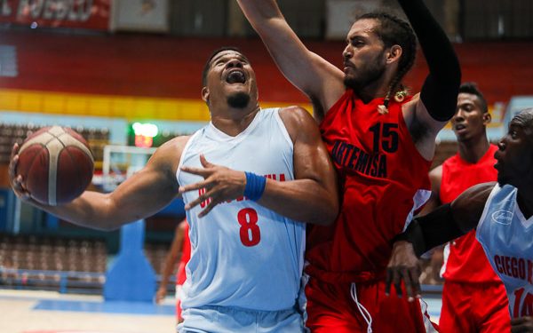 Vanier Reyes, de Ciego de Ávila, ataca el aro ante la defensa de Artemisa durante la primera ronda de la Liga Superior de Baloncesto (LSB) en juego celebrado en el Coliseo de la Ciudad Deportiva, el 12 de Abril de 2022 en La Habana, Cuba. FOTO: Calixto N. Llanes/Periódico JIT (Cuba)