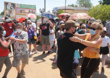 Amigos de 15 naciones  intercambian en la fábrica de ómnibus de Cuba