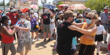 Amigos de 15 naciones  intercambian en la fábrica de ómnibus de Cuba