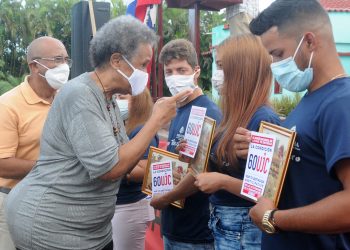 Hasta los jóvenes reconocidos por su actuar en la campaña tabacalera llegó el saludo de Ayla y Lázaro Peña, los hijos del Capitán de la Clase Obrera / Foto: Otoniel Márquez