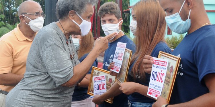 Hasta los jóvenes reconocidos por su actuar en la campaña tabacalera llegó el saludo de Ayla y Lázaro Peña, los hijos del Capitán de la Clase Obrera / Foto: Otoniel Márquez