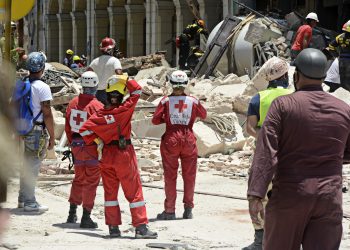 Dentro o fuera del Hotel Saratoga los miembros de las Cruz Roja en Artemisa no se detienen / Foto: Abel Rojas