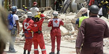 Dentro o fuera del Hotel Saratoga los miembros de las Cruz Roja en Artemisa no se detienen / Foto: Abel Rojas