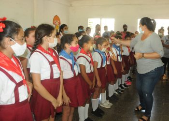 Visita del Comité Provincial del Partido de Artemisa a la escuela primaria Grandes Alamedas
