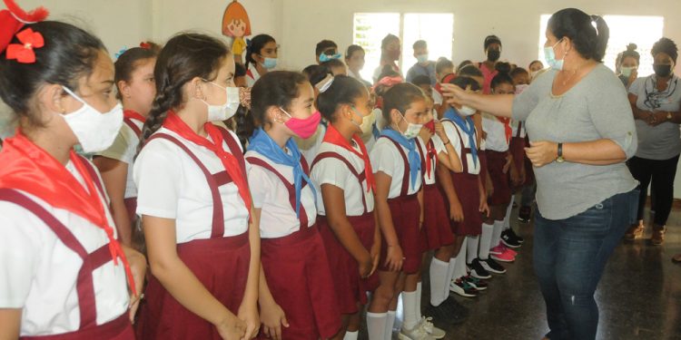 Visita del Comité Provincial del Partido de Artemisa a la escuela primaria Grandes Alamedas