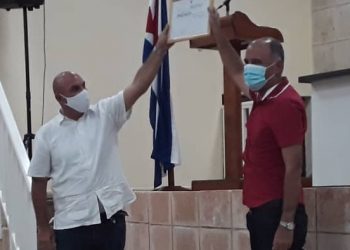 Joel Mayor, a la derecha, recibió el premio periodístico Primero de Mayo