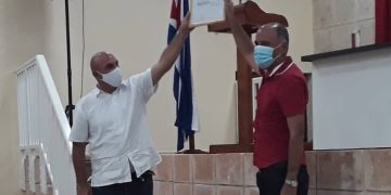 Joel Mayor, a la derecha, recibió el premio periodístico Primero de Mayo