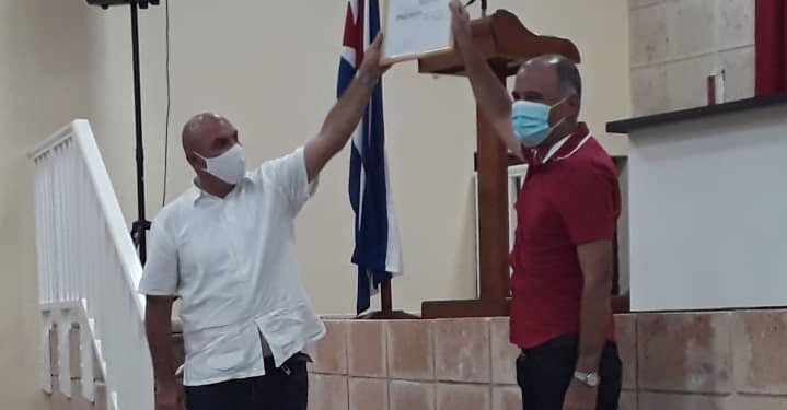 Joel Mayor, a la derecha, recibió el premio periodístico Primero de Mayo