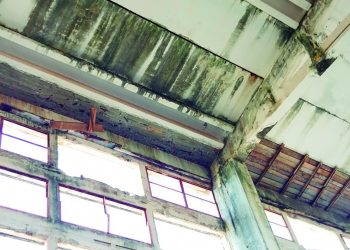 Varios encofrados quedaron en el techo, desde hace casi dos años, y pueden caer en cualquier momento