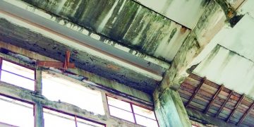 Varios encofrados quedaron en el techo, desde hace casi dos años, y pueden caer en cualquier momento