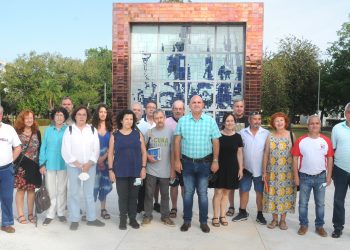 Integrantes de la brigada de solidaridad del Partido Comunista de Andalucía, en España, visitaron el Mausoleo a los Mártires de Artemisa / Foto: Otoniel Márquez
