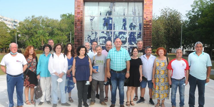 Integrantes de la brigada de solidaridad del Partido Comunista de Andalucía, en España, visitaron el Mausoleo a los Mártires de Artemisa / Foto: Otoniel Márquez